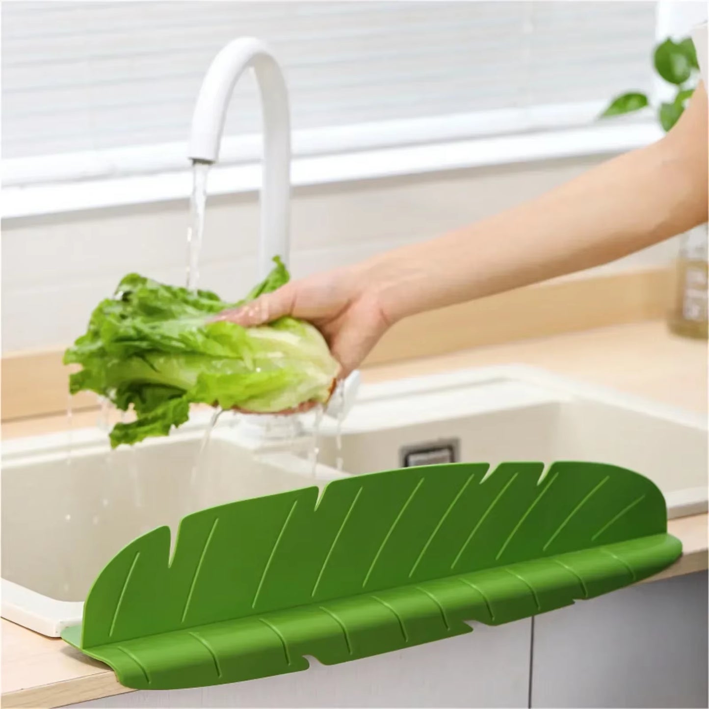 Silicone Kitchen Sink Splash Guard with Suction Cup, Waterproof and Oil-Proof, Anti-Splash Baffle, Soft Sink Shield for Dishwash